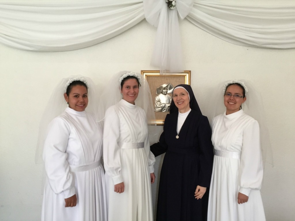 Mère Pierre Anne Mandato et les trois nouvelles religieuses